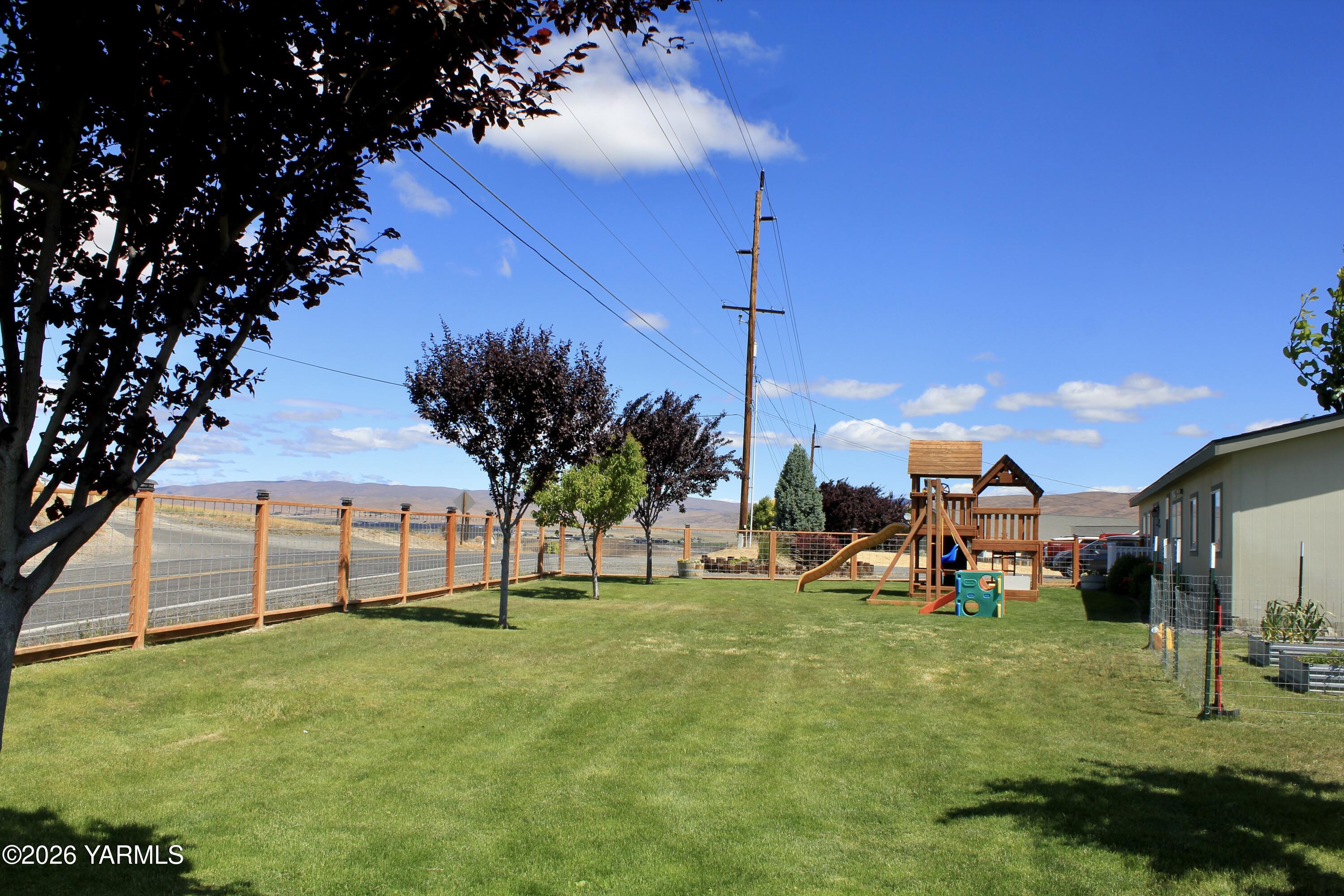 1101 Gore Road Selah, WA 98942 - Photo 7 of 42 Front Yard view