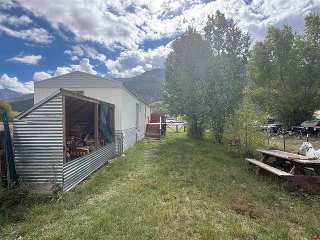 a view of a backyard