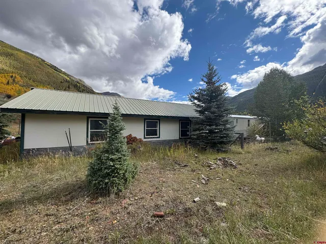 a view of a house with a yard