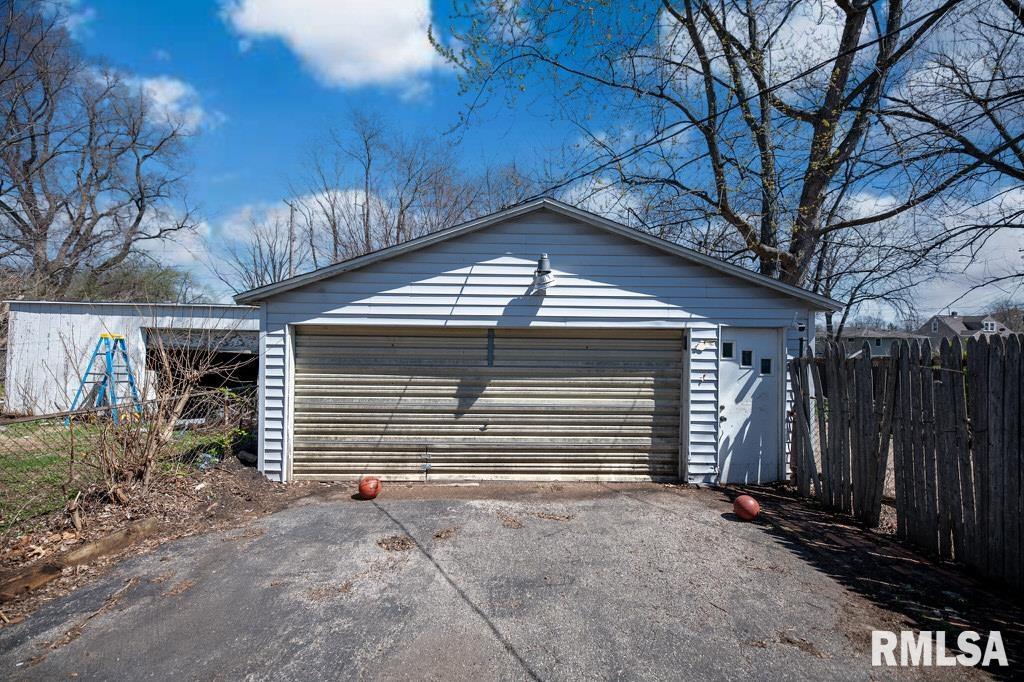 316 Limestone Bellevue, IL 61604 - Photo 6 of 42