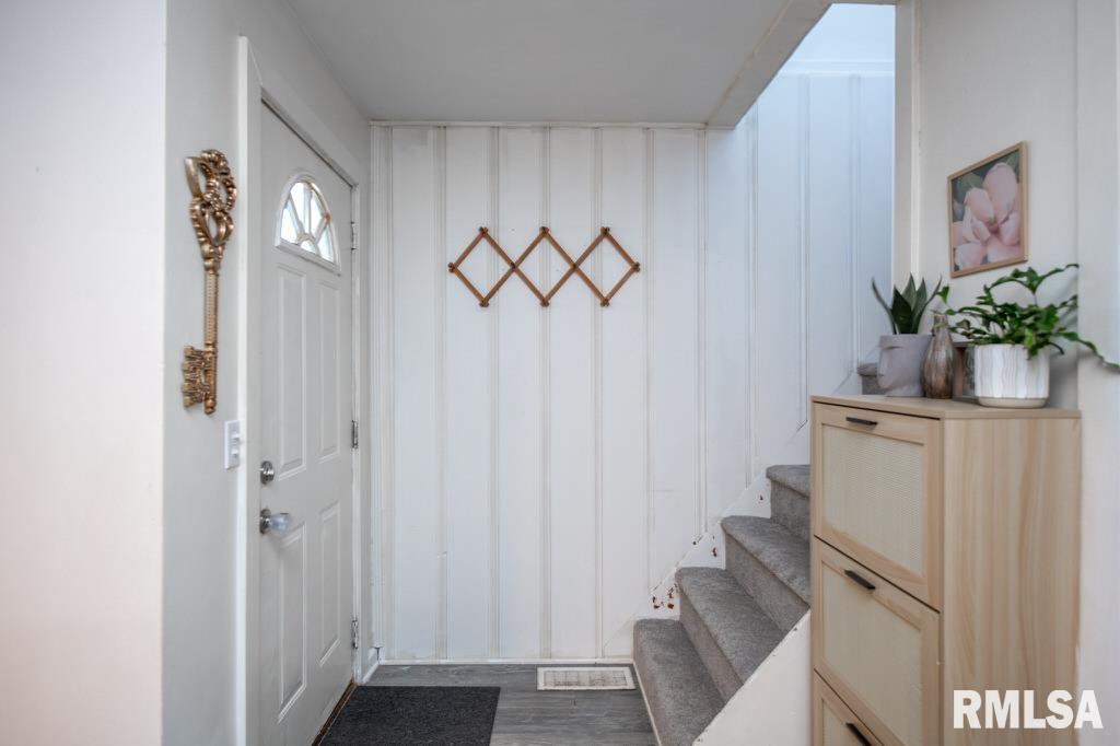 316 Limestone Bellevue, IL 61604 - Photo 7 of 42