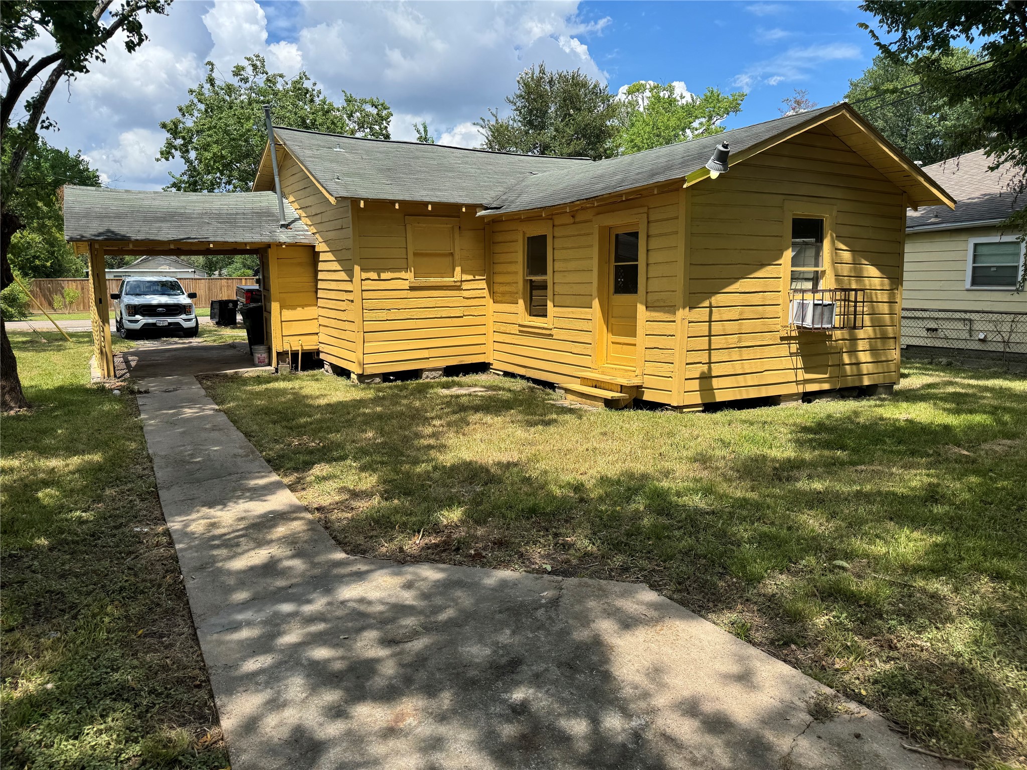 606 East 42nd Street Houston, TX 77022 - Photo 1 of 14 a front view of a house with a yard