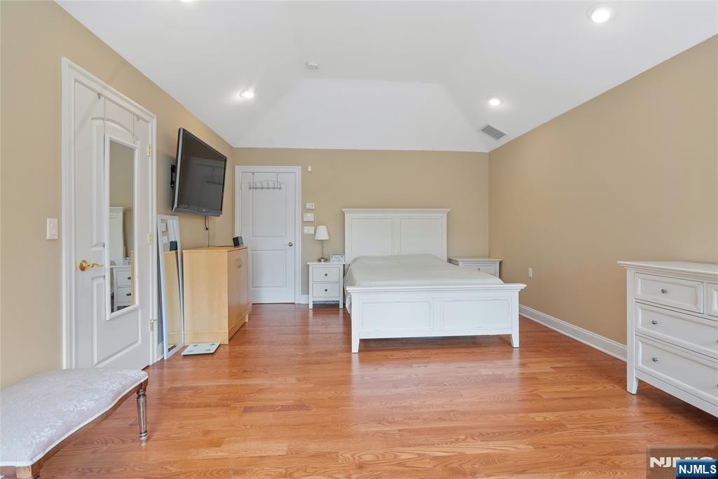 28 Demarest Road Paramus, NJ 07652 - Photo 17 of 32