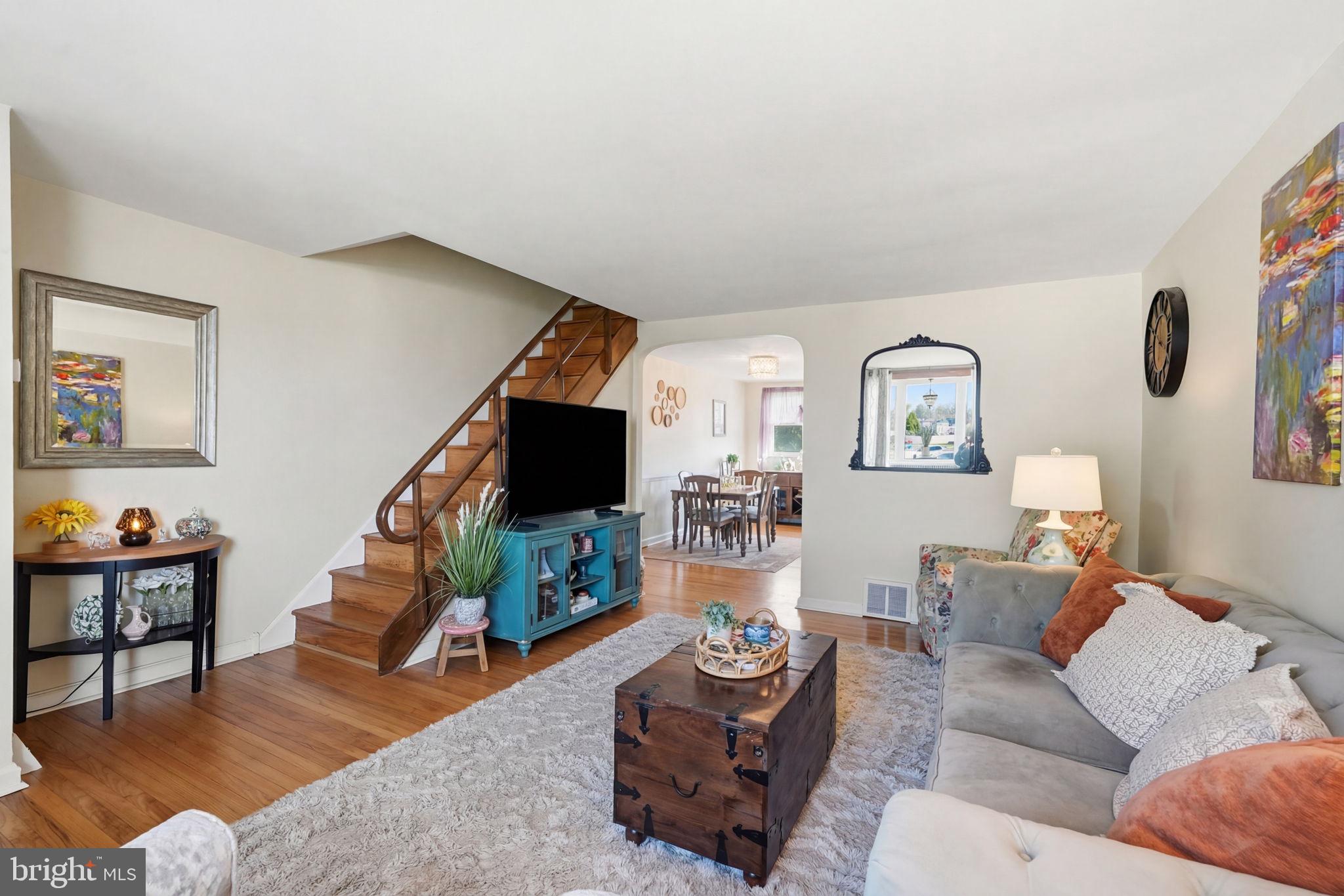 3252 Fordham Road Philadelphia, PA 19114 - Photo 7 of 29 Living Room