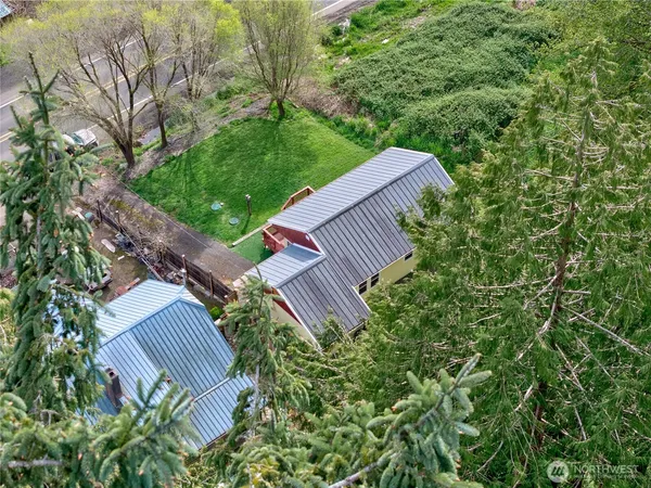 a view of a yard in front of the house