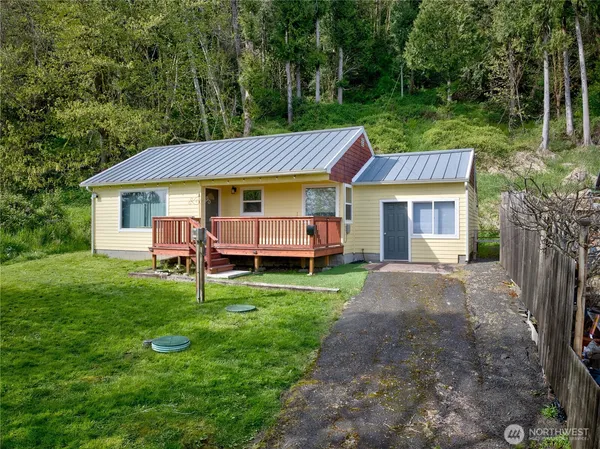 a view of a house with a backyard