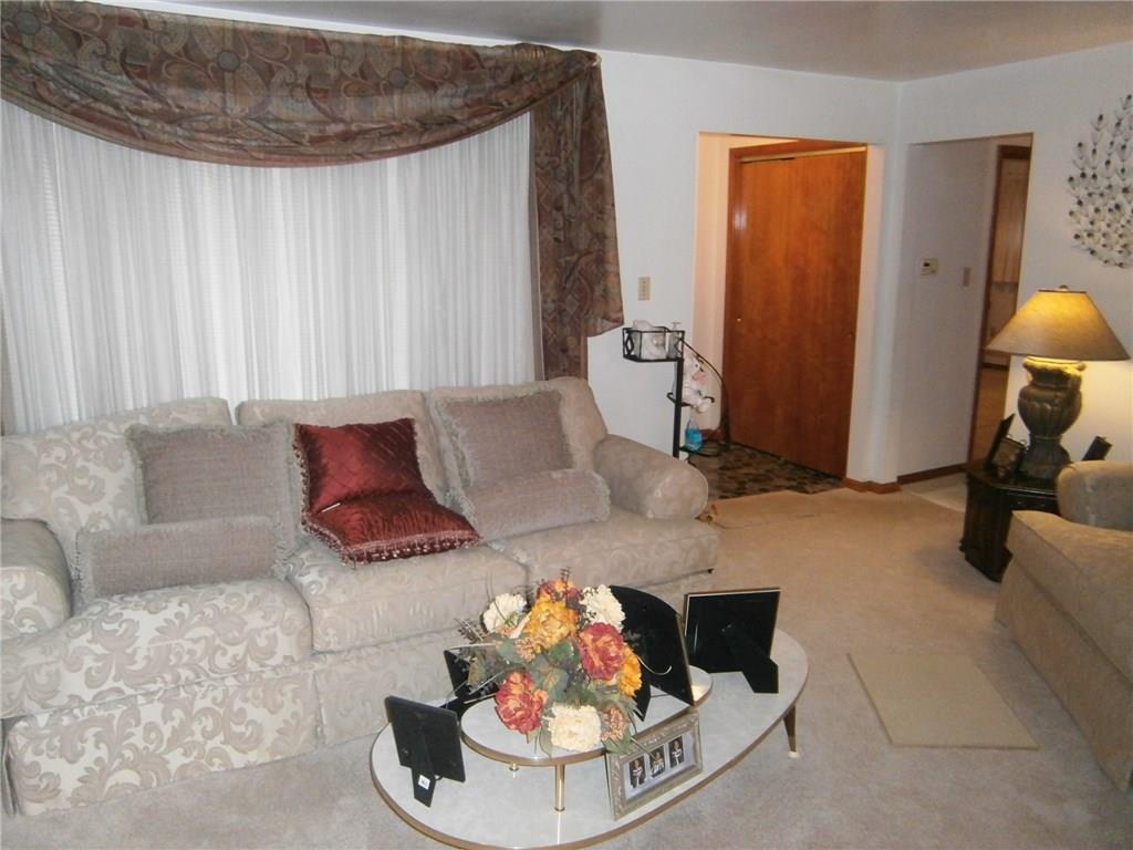 3400 Middletown Road Pittsburgh, PA 15204 - Photo 3 of 23 LIVING ROOM