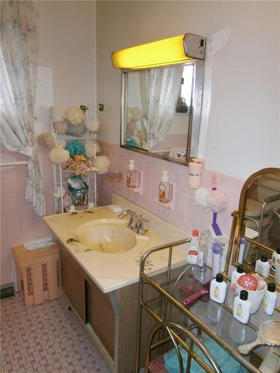 3400 Middletown Road Pittsburgh, PA 15204 - Photo 9 of 23 MAIN BATH