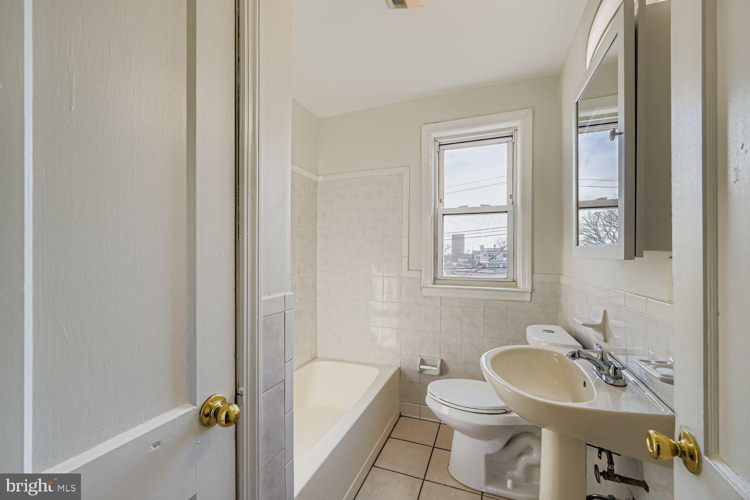 571 Welbrook Road Baltimore, MD 21221 - Photo 15 of 32 Updated Full Bathroom