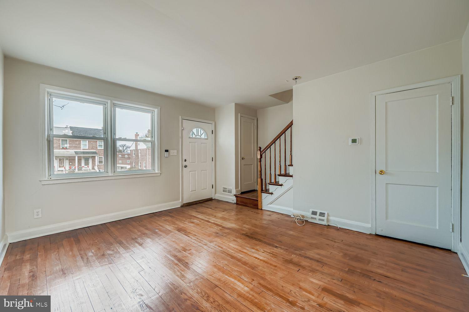 571 Welbrook Road Baltimore, MD 21221 - Photo 6 of 32 Large 15'9" X 14'1" Living Room