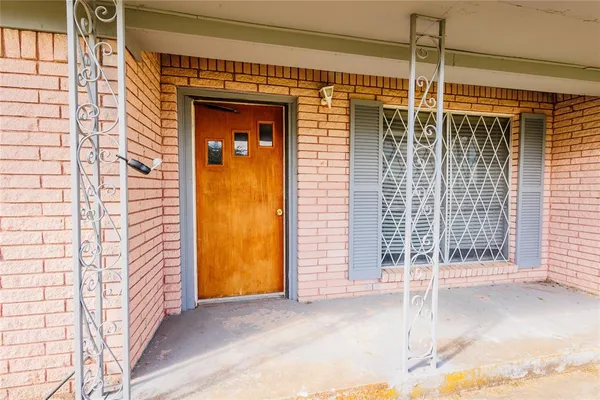 a view of a livingroom with a ceiling fan and window