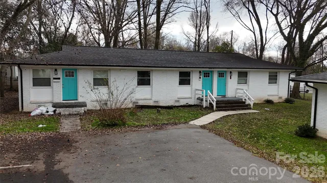 a view of a house with backyard