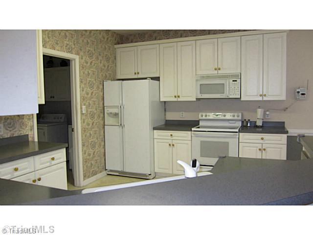 3701 Pointer Court High Point, NC 27265 - Photo 8 of 16 Kitchen.