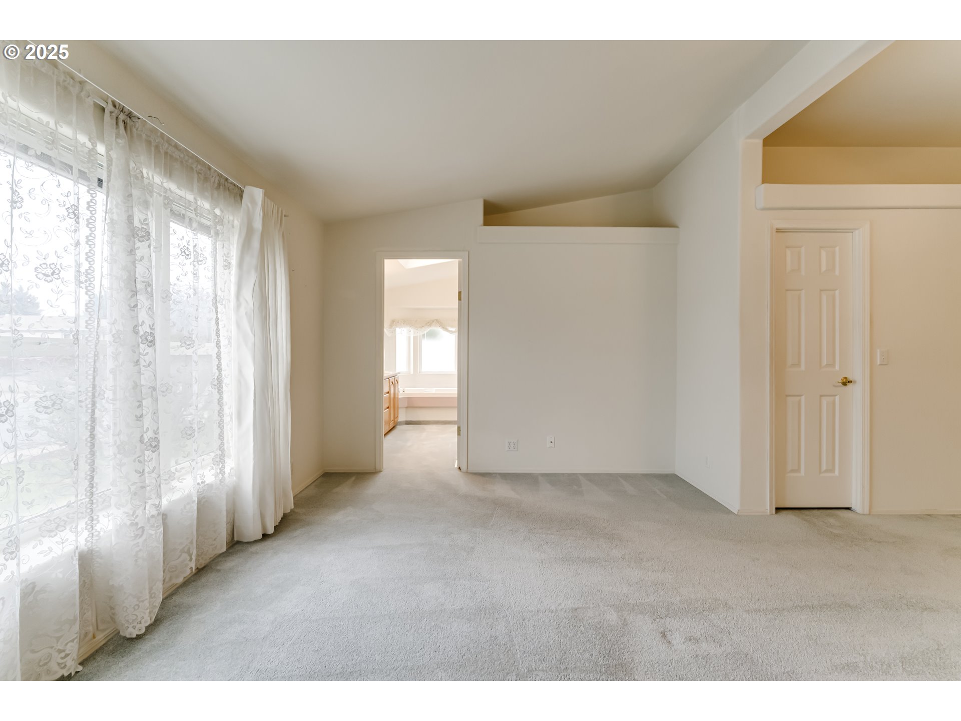 1830 Summerfield Avenue Eugene, OR 97402 - Photo 21 of 39 Owner's Suite Bedroom