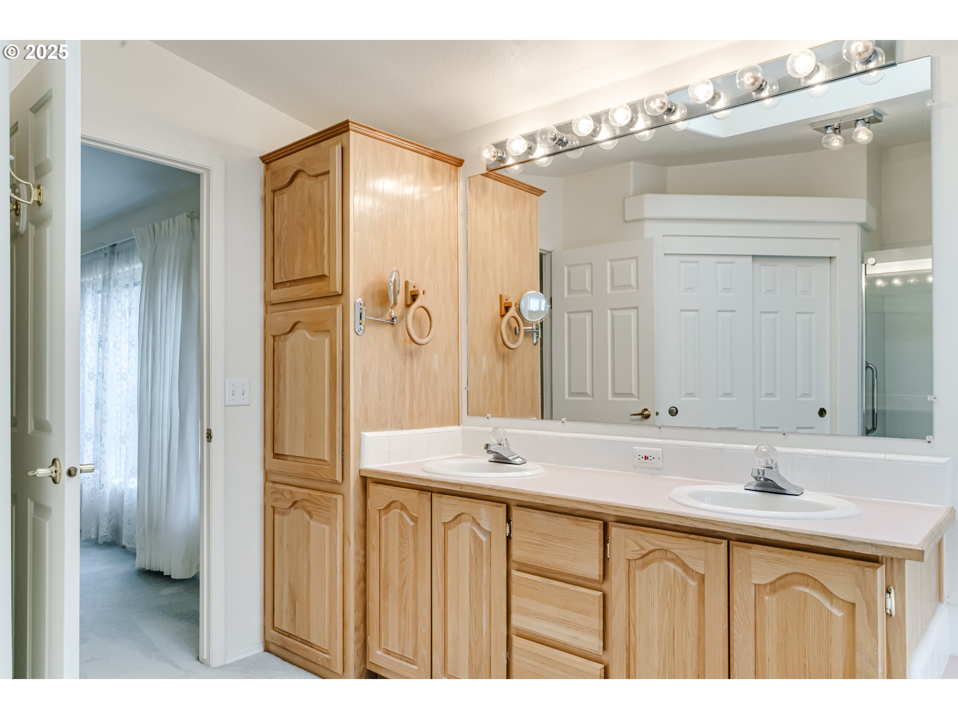 1830 Summerfield Avenue Eugene, OR 97402 - Photo 22 of 39 Owner's Suite Bathroom