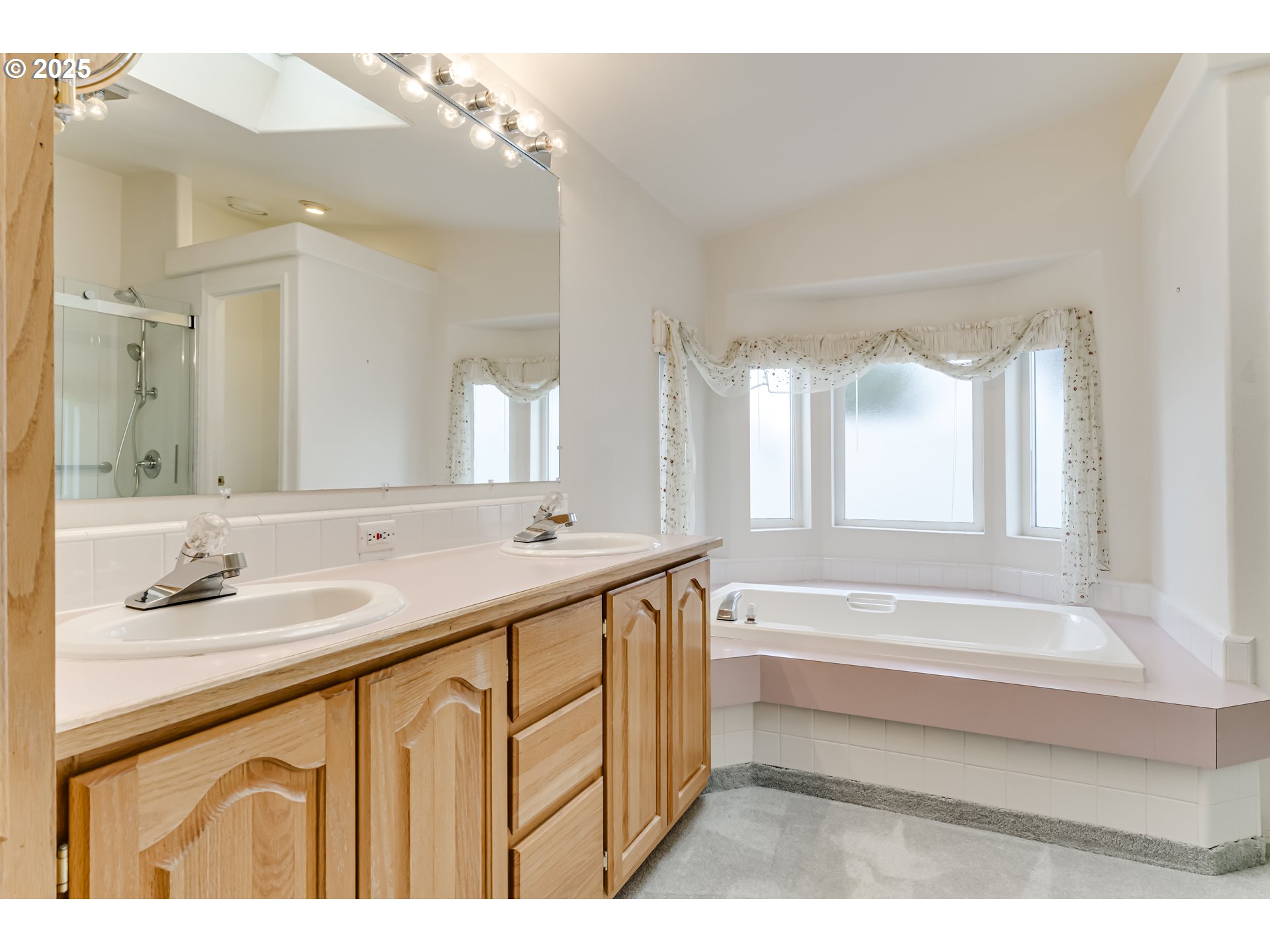 1830 Summerfield Avenue Eugene, OR 97402 - Photo 23 of 39 Owner's Suite Bathroom