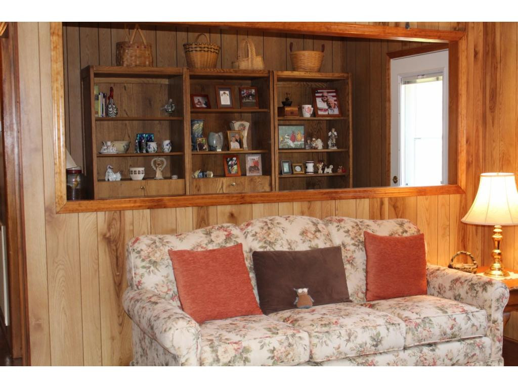 485 Henson Road Bristol, TN 37620 - Photo 4 of 16 Living Room