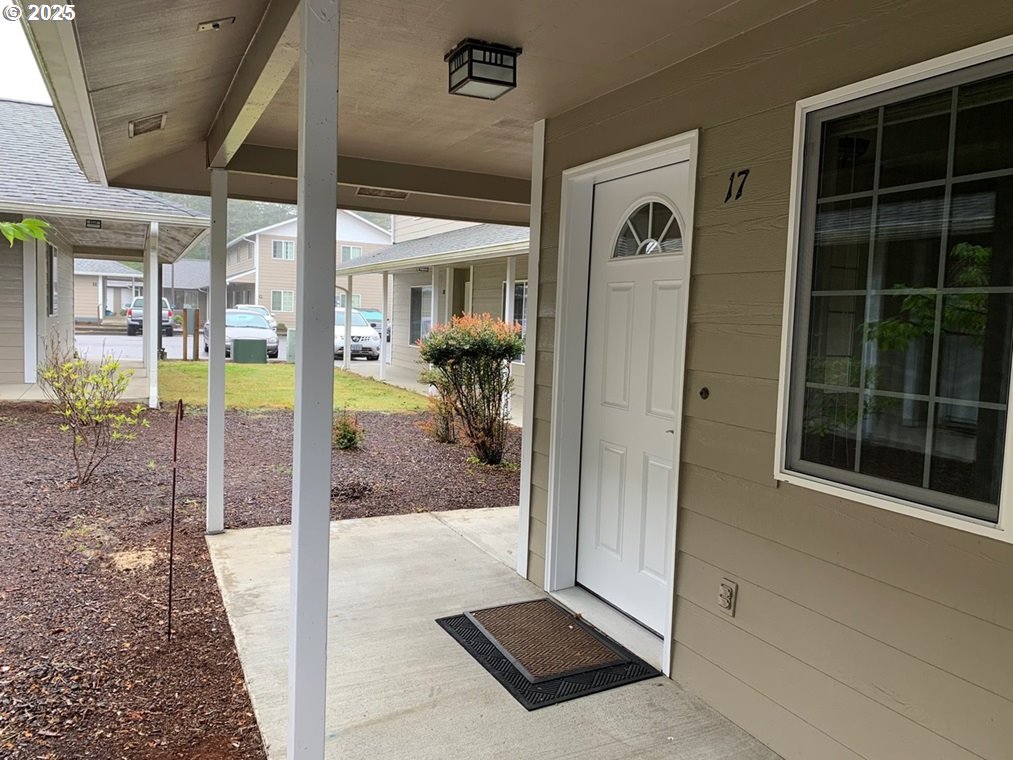 1150 Hemlock Street, Unit 17 Florence, OR 97439 - Photo 2 of 19