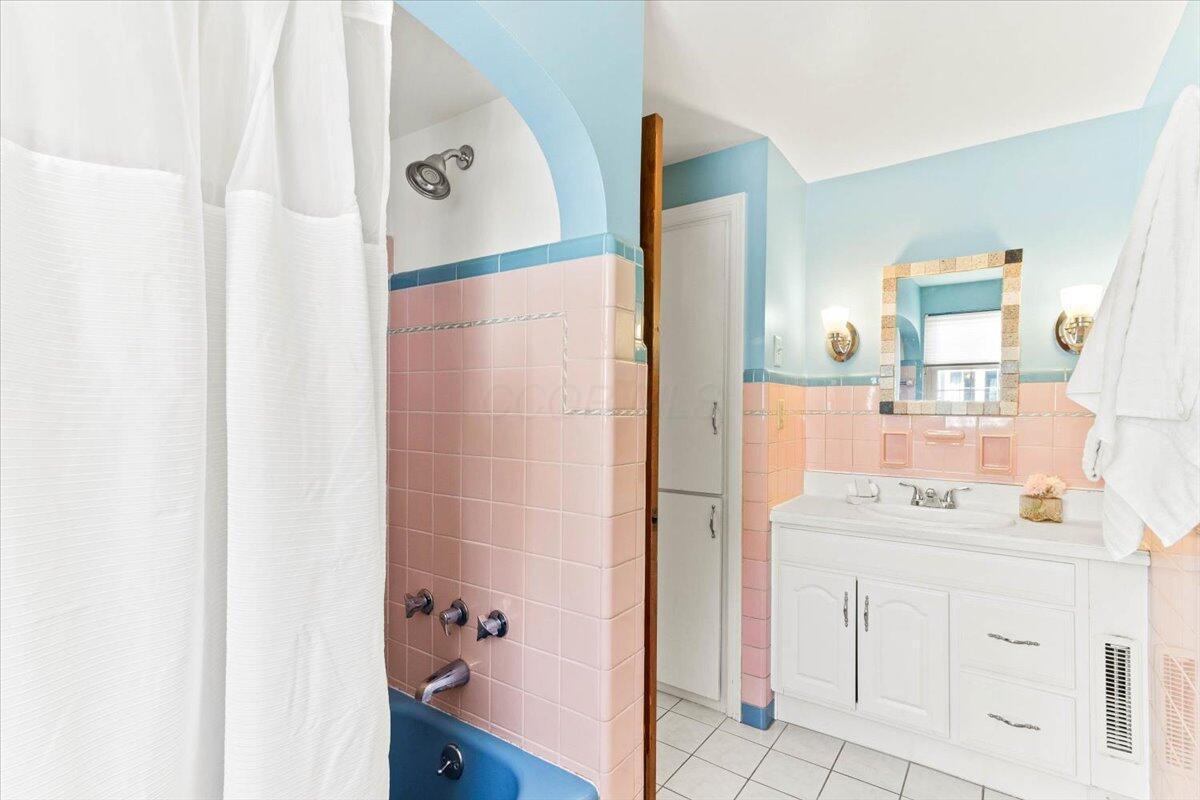 91 North Stanwood Road Bexley, OH 43209 - Photo 23 of 34 2nd Floor Full Bath
