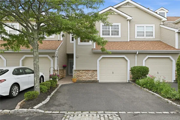 $769,000 | 87 Carriage Lane, Unit 236, Plainview, NY 11803