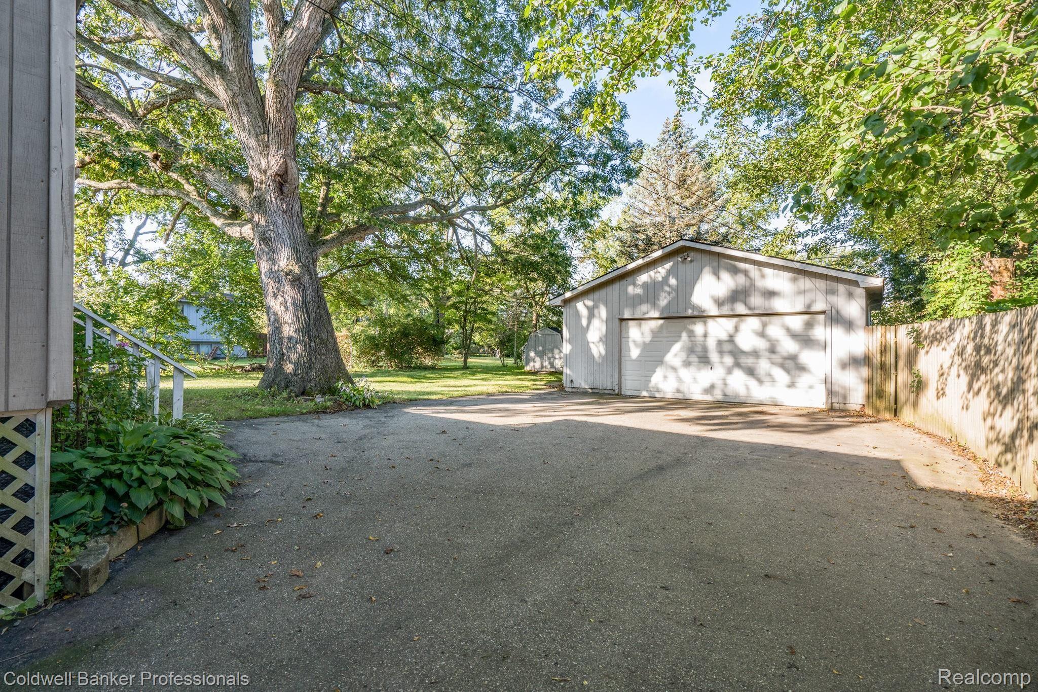 3070 Greenwood Street Rochester, MI 48309 - Photo 22 of 26 Awesome yard