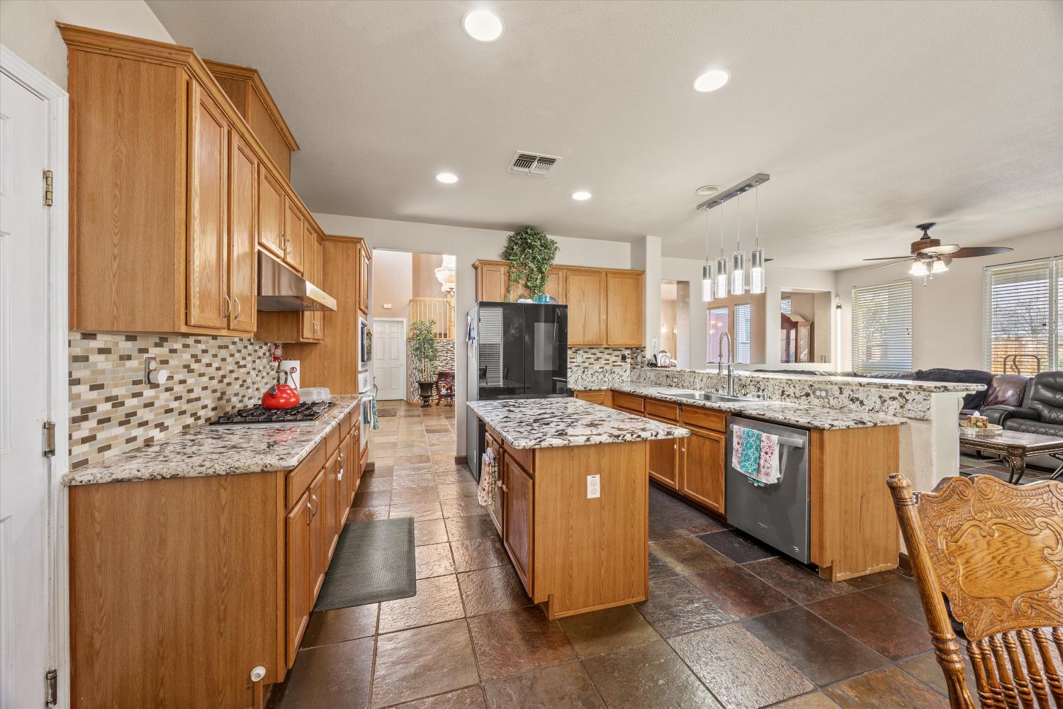 9820 Spring View Way Elk Grove, CA 95757 - Photo 12 of 48