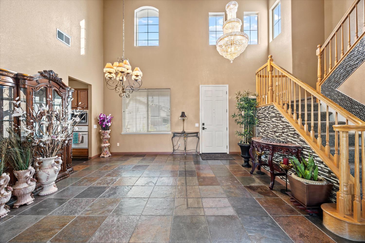 9820 Spring View Way Elk Grove, CA 95757 - Photo 5 of 48