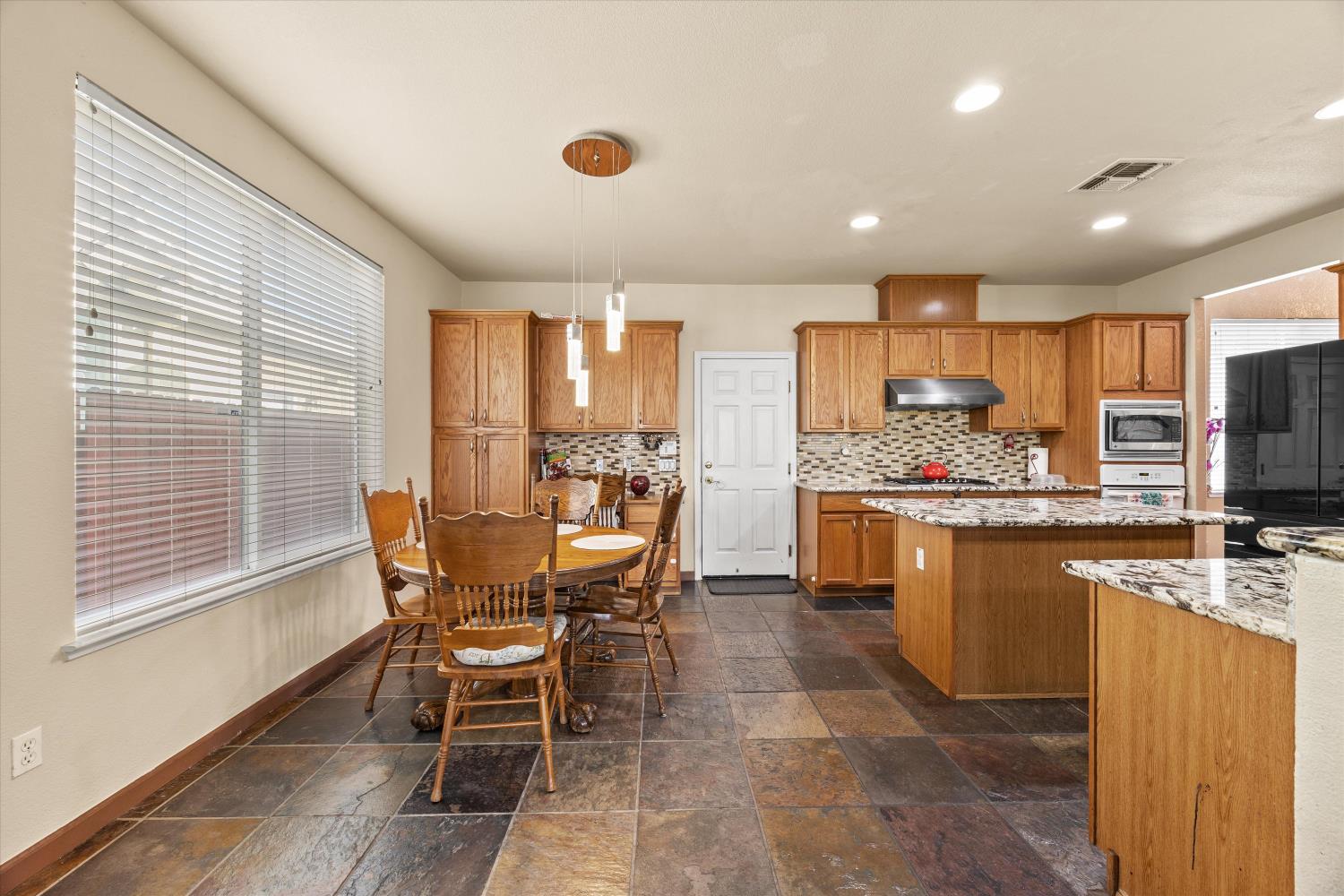 9820 Spring View Way Elk Grove, CA 95757 - Photo 10 of 48