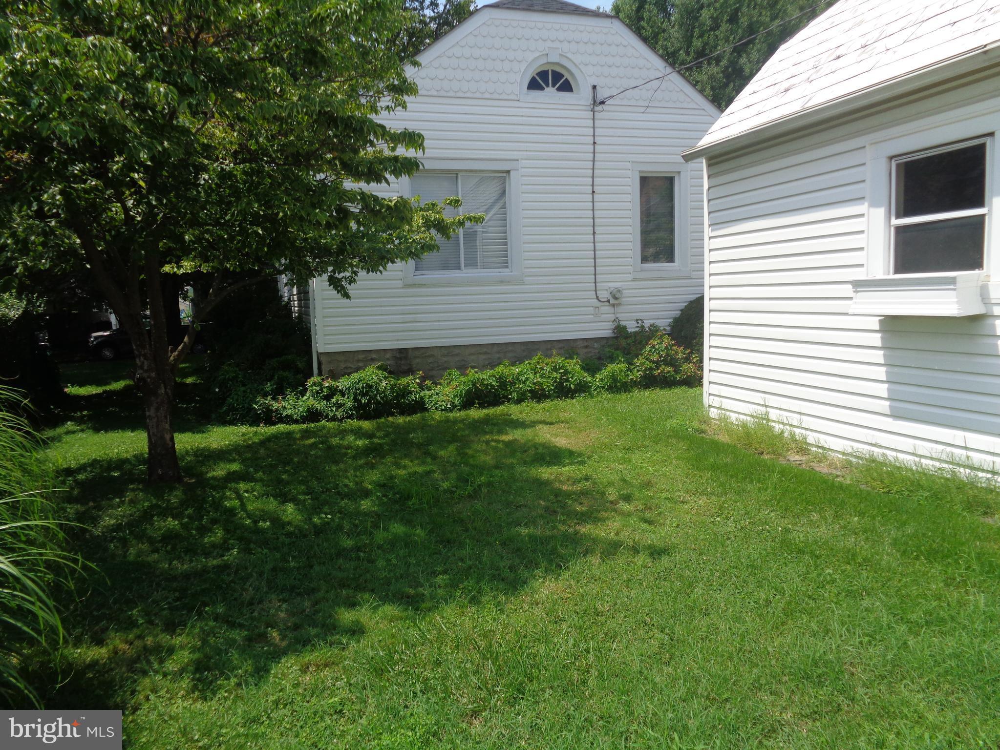 47 Broadship Road Baltimore, MD 21222 - Photo 21 of 27 a view of a back yard of the house