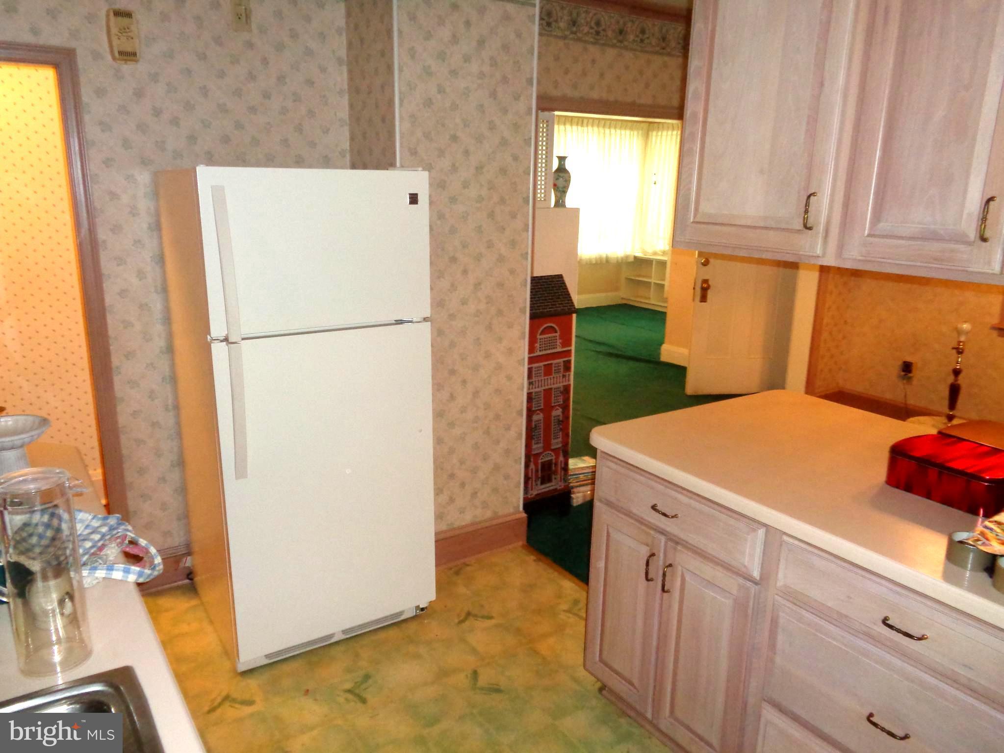 47 Broadship Road Baltimore, MD 21222 - Photo 4 of 27 a utility room with dryer and washer