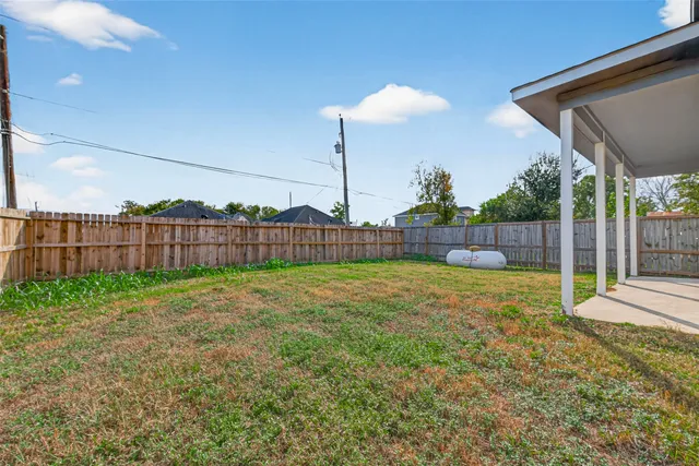 a view of a backyard with trampoline