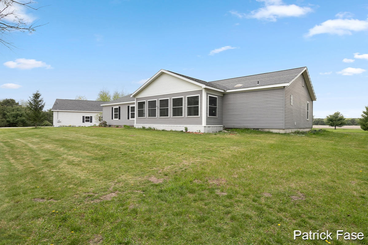8788 9 Mile Road Mecosta, MI 49332 - Photo 3 of 36 IMG_1002