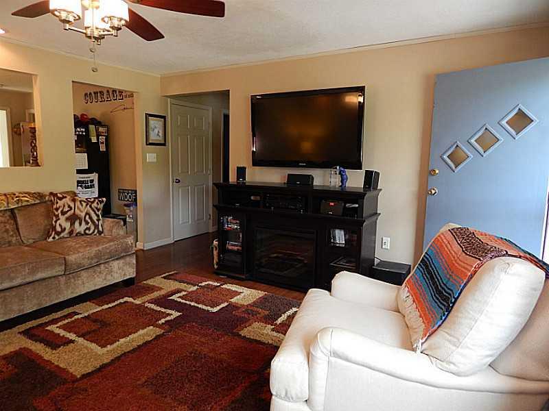 205 Redd Run Road Washington, PA 15301 - Photo 6 of 22 Living Room.