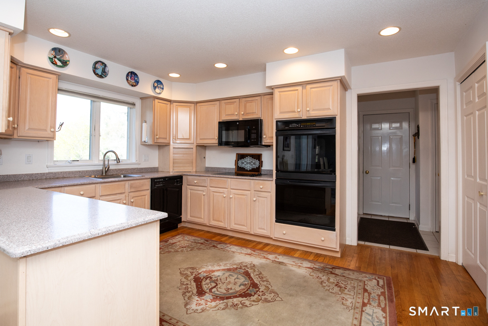 735 Cook Hill Road Cheshire, CT 06410 - Photo 6 of 35