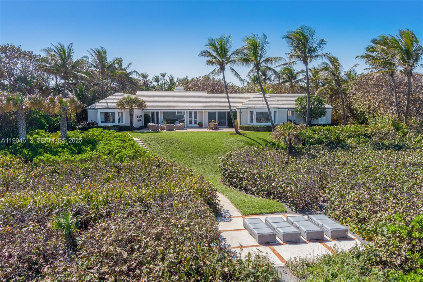 247 South Beach Road Jupiter Island, FL 33455 - Photo 11 of 71