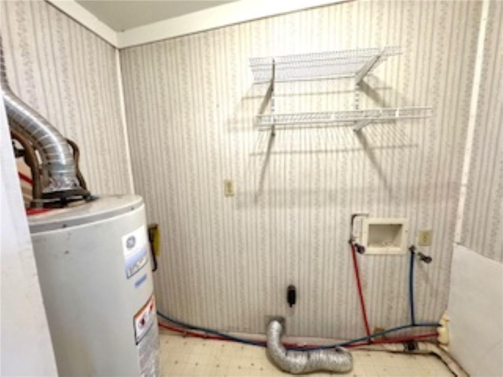 209 Moultrie Lane Southwest Rome, GA 30161 - Photo 31 of 49 a bathroom with a window