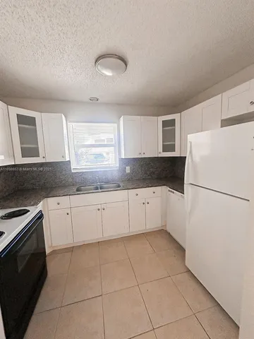 $2,000 | 3962 Park Lane, Unit 3962, Palm Springs, FL 33406