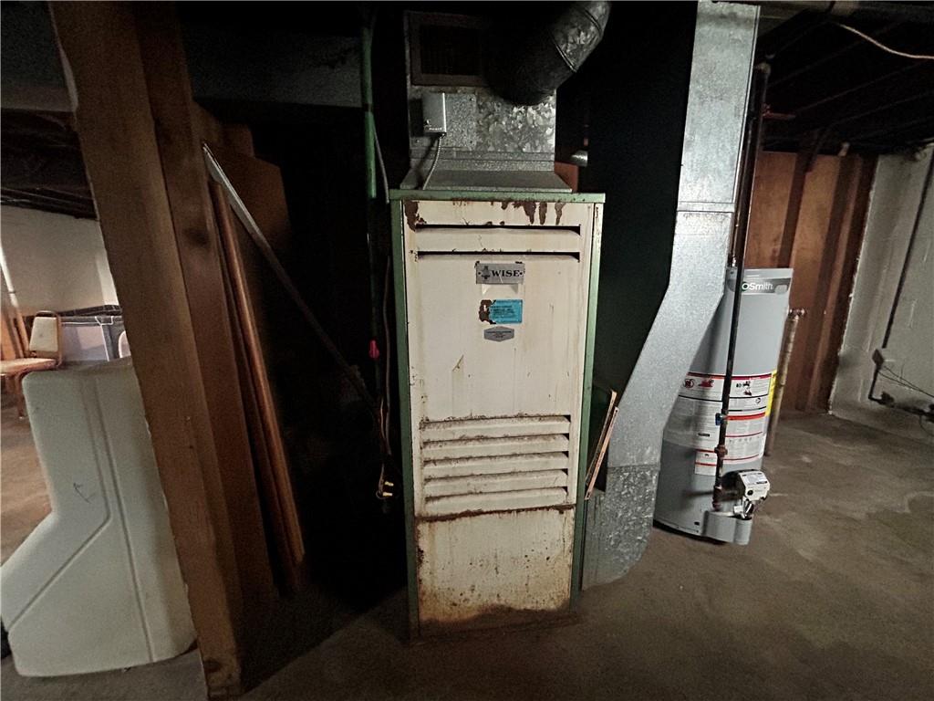 1347 High Road Clairton, PA 15025 - Photo 19 of 21 a view of an entryway