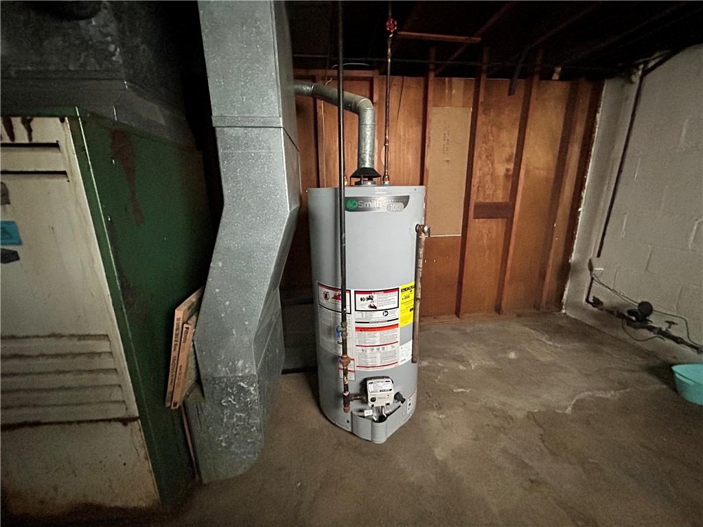 1347 High Road Clairton, PA 15025 - Photo 20 of 21 a view of walk in closet with window and refrigerator