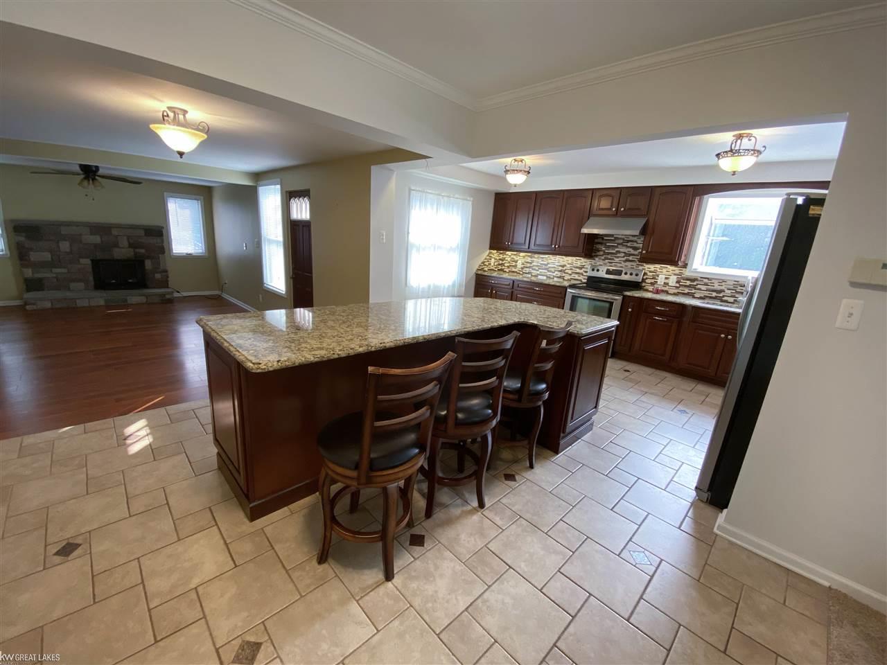 597 Roslyn Road Grosse Pointe, MI 48236 - Photo 11 of 36 50009447-11.JPG
