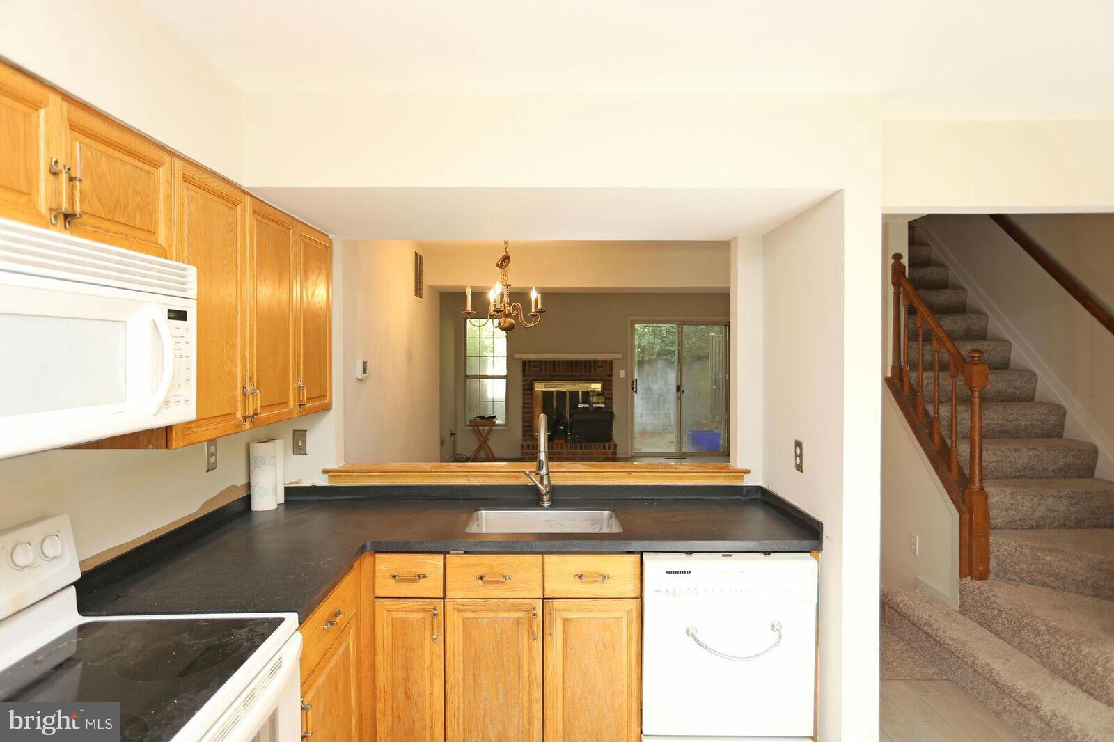 2103 Derby Ridge Lane, Unit 29 Silver Spring, MD 20910 - Photo 4 of 21 Kitchen