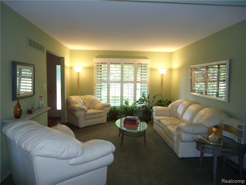 25124 Farmington Road Farmington, MI 48336 - Photo 28 of 50 living room 2.JPG