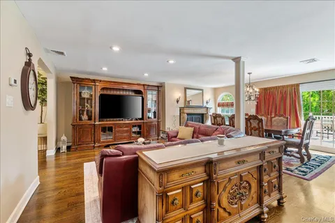 $1,329,000 | 157 Manor Street, Plainview, NY 11803