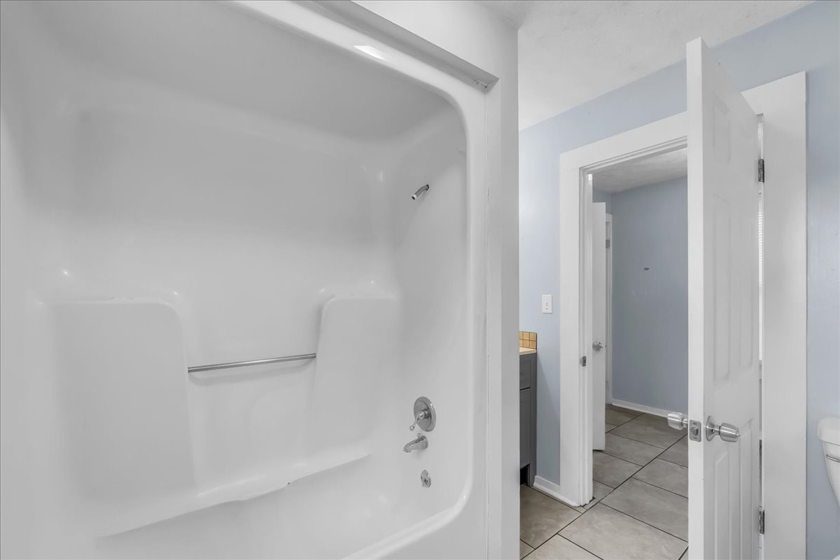 807 Perrigan Lane Manchester, TN 37355 - Photo 22 of 44 a bathroom with a bathtub