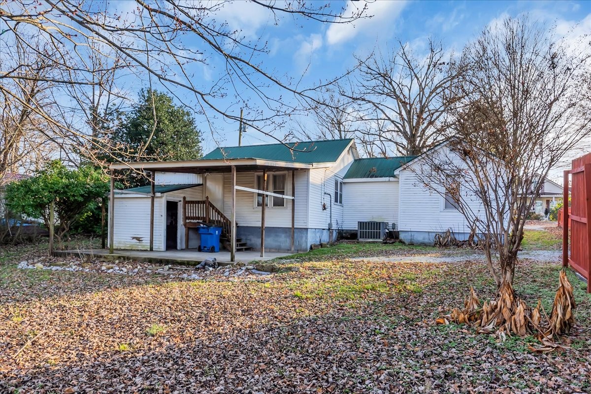 807 Perrigan Lane Manchester, TN 37355 - Photo 41 of 44 a view of a house with a yard covered in snow