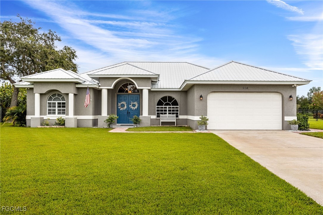 914 Sawgrass Street Clewiston, FL 33440 - Photo 1 of 43 a front view of a house with yard
