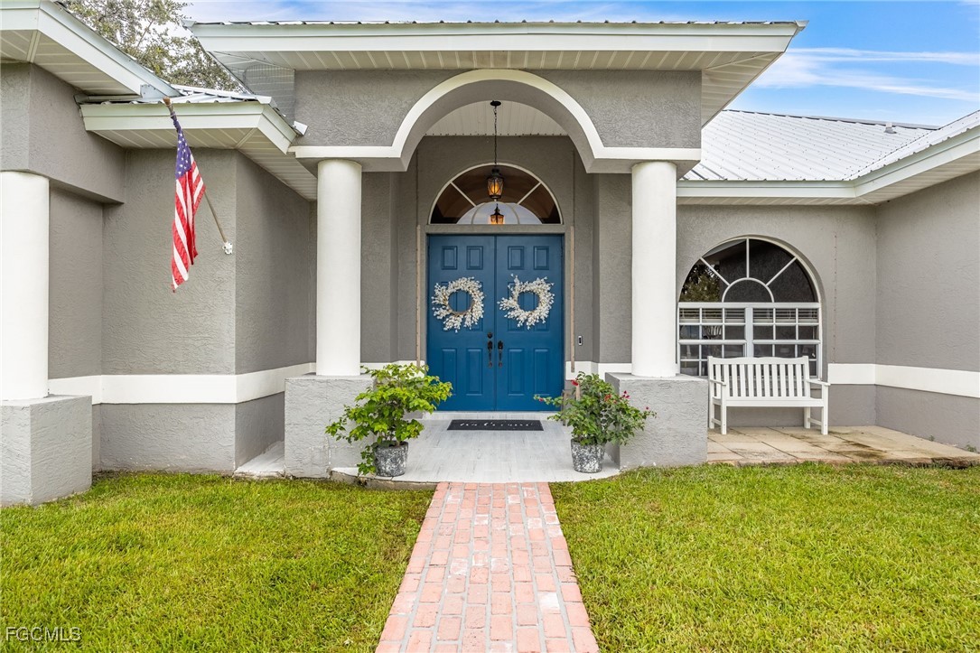 914 Sawgrass Street Clewiston, FL 33440 - Photo 2 of 43 a front view of a house with garden
