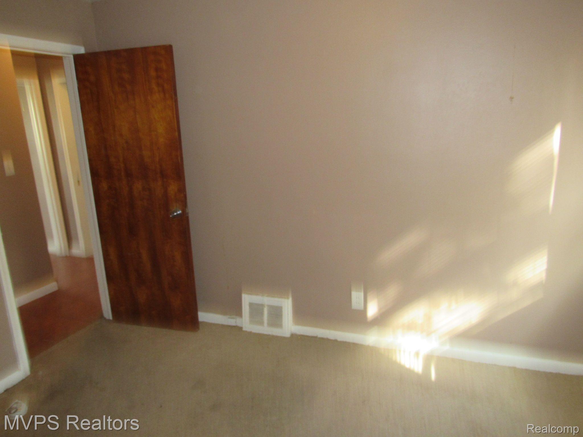 18320 East 10 Mile Road Eastpointe, MI 48021 - Photo 11 of 17