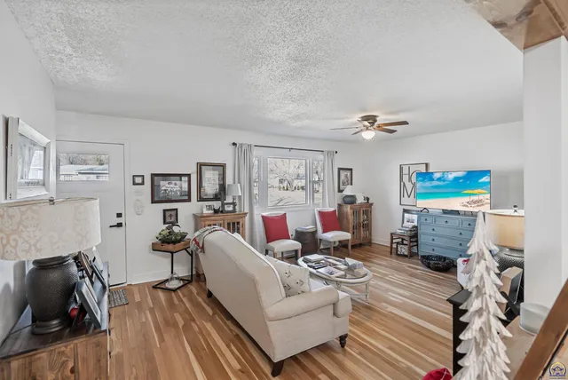 $207,500 | 4801 Southwest 20th Street, Topeka, KS 66604