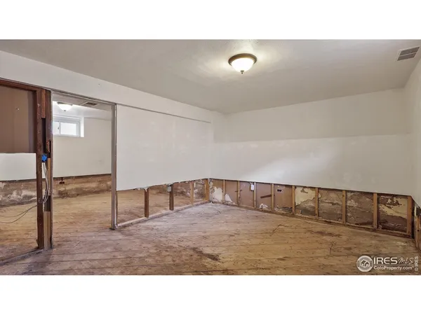a black and white photo of a living room